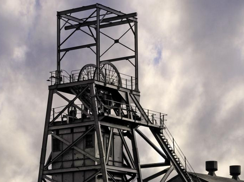 Nieodpłatne zbycie zakładu górniczego a odpowiedzialność za szkody górnicze spowodowane jego ruchem.

