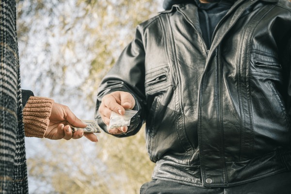 Własny użytek a znaczna ilość – praktyczne progi i orzecznictwo w sprawach z art. 62 i 62b ustawy o przeciwdziałaniu narkomanii